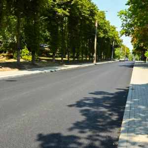 Drum reparat către Școala-auxiliară nr. 5 și Grădinița nr. 174 din sectorul Centru